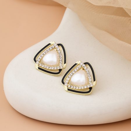 Tri-Pearl Glam Stud Earrings – Chic Contrast with a Sparkle Edge