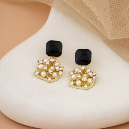 Pearl Cluster Stud Earrings – Bold Black Meets Classic Bling