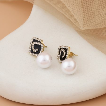Swirl Square Pearl Stud Earrings – Edgy Elegance Redefined